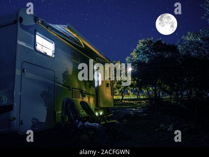 Sommer Nacht RV Camping. Recreational Vehicle Class C Motorhome unter Sternenhimmel. Campground RV Park Tonhöhe. Moderne Camper. Stockfoto