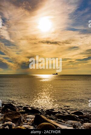 Ein Sonnenuntergang Meerblick von einer Dorset Strand. Stockfoto