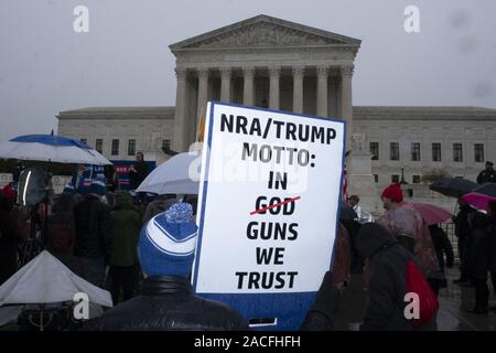 Washington, District of Columbia, USA. 2. Dez, 2019. Demonstranten versammeln sich vor dem Obersten Gericht wie der Gerichtshof Argumente zum zweiten änderung Rechte in Washington, DC, USA, hört am Montag, 2. Dezember 2019. Credit: Stefani Reynolds/CNP/ZUMA Draht/Alamy leben Nachrichten Stockfoto