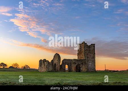 Knowlton Kirche unter einem Dorset sunrise Himmel. Stockfoto