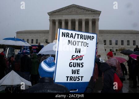 Washington, DC, USA. 2. Dez, 2019. Demonstranten versammeln sich vor dem Obersten Gericht wie der Gerichtshof Argumente zum zweiten änderung Rechte in Washington, DC, USA, hört am Montag, 2. Dezember 2019. Credit: Stefani Reynolds/CNP | Verwendung der weltweiten Kredit: dpa/Alamy leben Nachrichten Stockfoto