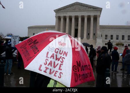 Washington, DC, USA. 2. Dez, 2019. Demonstranten versammeln sich vor dem Obersten Gericht wie der Gerichtshof Argumente zum zweiten änderung Rechte in Washington, DC, USA, hört am Montag, 2. Dezember 2019. Credit: Stefani Reynolds/CNP | Verwendung der weltweiten Kredit: dpa/Alamy leben Nachrichten Stockfoto