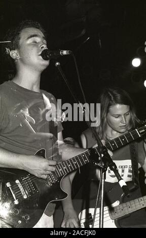 Mark Robinson und Bridget Cross von der amerikanischen Indie-Band Unrest treten am 11th. September 1992 in The Underworld, London, England auf. Stockfoto