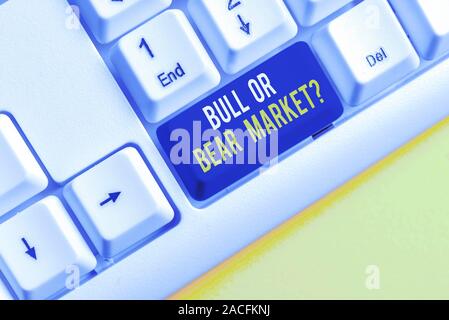Konzeptionelle Hand schreiben, Stier oder Bär Markt Frage. Konzept Sinn fragen jemanden über seine Methode weiß PC-Tastatur mit Hinweis pa Stockfoto