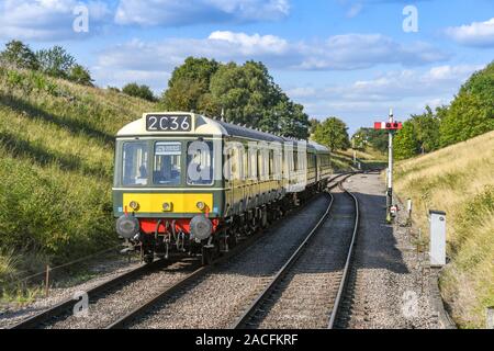 GLOUCESTERSHIRE, ENGLAND - September 2019: Ein restauriertes diesel multiple Unit auf der Gloucestershire und Warwickshire Railway. Stockfoto