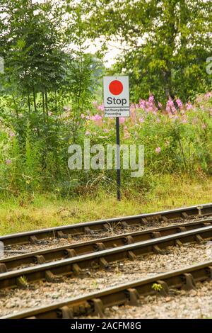 CRANMORE, ENGLAND - Juli 2019: Stoppschild für Triebfahrzeugführer an der Seite der Track auf der East Somerset Railway. Stockfoto