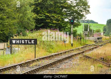 CRANMORE, ENGLAND - Juli 2019: Pfeifen Zeichen für Triebfahrzeugführer an der Seite der Track auf der East Somerset Railway. Stockfoto