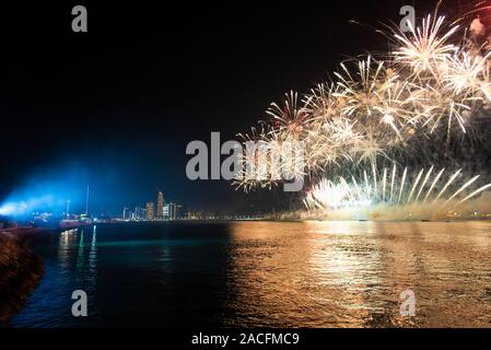 Feuerwerk über Abu Dhabi Stadtbild für die Vereinigten Arabischen Emirate Feier zum Nationalfeiertag Stockfoto