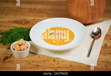 Kürbissuppe mit in Scheiben geschnittenen Lachs Stockfoto