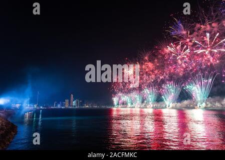 Feuerwerk über Abu Dhabi Stadtbild für die Vereinigten Arabischen Emirate Feier zum Nationalfeiertag Stockfoto