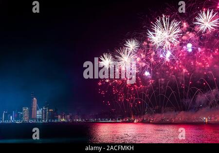 Feuerwerk über Abu Dhabi Stadtbild für die Vereinigten Arabischen Emirate Feier zum Nationalfeiertag Stockfoto