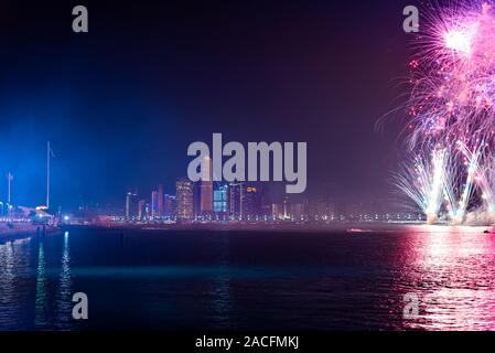 Feuerwerk über Abu Dhabi Stadtbild für die Vereinigten Arabischen Emirate Feier zum Nationalfeiertag Stockfoto