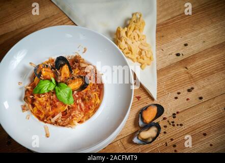 Nudeln mit Meeresfrüchten. Bandnudeln mit Muscheln Stockfoto