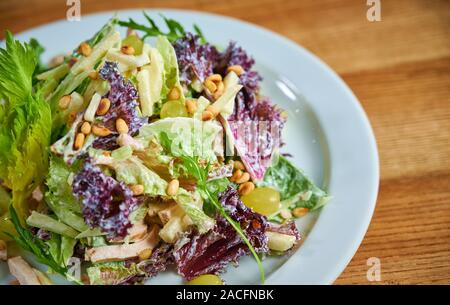 Nahaufnahme einer gesunden frischen Waldorfsalat mit Äpfel, Sellerie und Pinienkernen Stockfoto