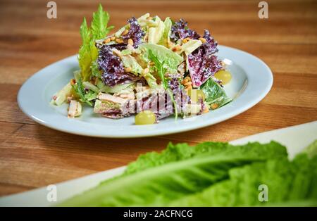 Waldorfsalat mit Äpfel, Sellerie und Pinienkerne auf einer Platte Stockfoto