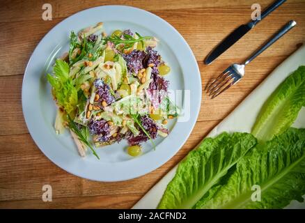 Gesunde, frische Waldorfsalat mit Äpfel, Sellerie und Pinienkernen. Ansicht von oben Stockfoto