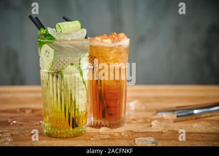 Zwei Gläser mit erfrischenden Getränken. Köstlich erfrischende Wasser mit Gurke und Zimt in Gläser Stockfoto
