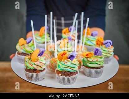 Leckere cupcakes Dessert Tabelle für Geburtstagsparty serviert. Cupcake gestaltet bunte Macarons Stockfoto