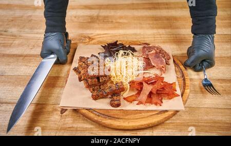 Bier im Restaurant. Snacks, Bier Stockfoto