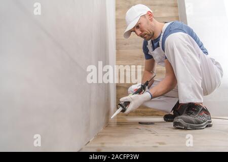 Finishing Bad Renovieren. Mit Silikon zu versiegeln, Keramische Fliesen und Ecken. Bauindustrie. Stockfoto