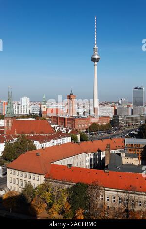 Fernsehturm, Rotes Rathaus (Rotes Rathaus), St. Nikolaus-kirche (nikolaskirche) und St. Mary's Church (Marienkirche) in Berlin Mitte, Deutschland Stockfoto