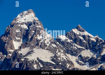 Die Grand Teton und Mount Owen steigen hoch über den Teton Tal. Stockfoto