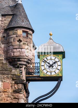 Alte Canongate Mautstelle, Royal Mile, Edinburgh, Schottland, Scottish Storytelling Centre Bell Tower clock mit blauem Himmel Stockfoto
