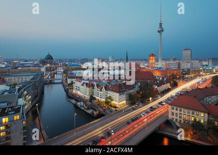 Berlin Mitte mit Fernsehturm und Berliner Dom an der Spree, Deutschland Stockfoto