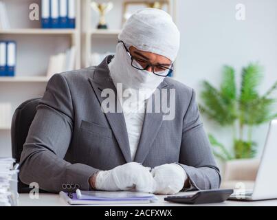 Bandagierte Geschäftsmann Arbeiter, die im Büro tun Schreibarbeit Stockfoto