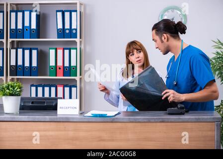 Die beiden Ärzte an der Rezeption im Krankenhaus zu arbeiten Stockfoto