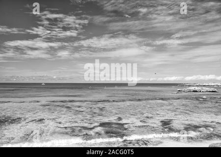 Azurblaues wasser Great Stirrup Cay Bahamas. Genießen Sie rest Bahamas. Türkisfarbene Meer Wellen an der Küste von Bahamas. Resort Cruise Erholung der beste Urlaub überhaupt. Paradies auf Erden. Blick auf die Skyline von Bahamas Beach. Stockfoto