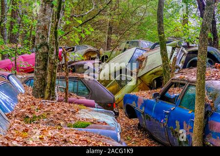 Stapel von Autowracks in Wäldern Stockfoto