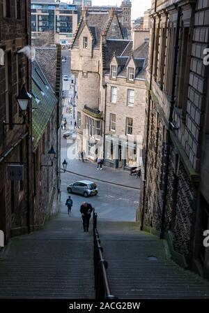 Steile Stufen in dunklen engen Gasse, die zu Cockburn Street, in der Nähe Warriston, Edinburgh, Schottland, Großbritannien Stockfoto