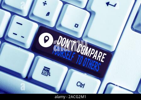 Wort schreiben Text Don t Sie Sich mit anderen Vergleichen. Business foto Präsentation ihrer eigenen Version einzigartige Original Weiß pc-Tastatur mit leeren Hinweis pa. Stockfoto