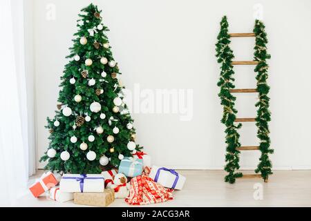 Grüner Weihnachtsbaum mit Geschenken in das Innere des weißen Raum neues Jahr Stockfoto