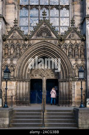 Frau Eingabe der St. Gile Kathedrale, Royal Mile, Edinburgh, Schottland, Großbritannien Stockfoto