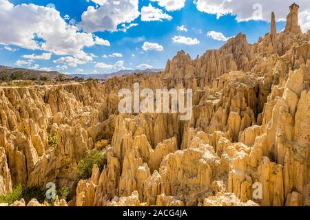 Moon Valley oder Valle de La Luna Sandstein spikes Panorama in der Nähe von La Paz, Bolivien erodiert Stockfoto