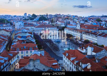 Lissabon, Portugal: Rossio Platz Übersicht in der Blauen Stunde, wie vom Santa Justa Aufzug gesehen. Stockfoto