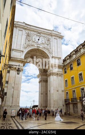 Lissabon, Portugal: Menschen laufen unter der Rua Augusta Arch Wiederaufbau der Stadt zu gedenken nach dem Erdbeben von 1755. Stockfoto