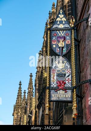 Der Witchery aufwändig verzierten Schild, Castlehill, Royal Mile, Edinburgh, Schottland, Großbritannien Stockfoto