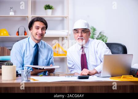 Die beiden Architekten, die auf dem Projekt arbeiten Stockfoto