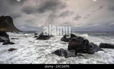 Wellen gegen Felsen, Lofoten, Nordland, Norwegen Stockfoto
