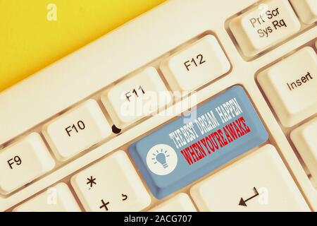 Konzeptionelle Handschrift, die die Besten Geschehen Traum Wenn Sie wieder wach. Begriff Sinne Träume wahr haben weiße pc Tastatur mit Hinweis zu glauben Stockfoto