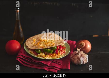 Quesadilla mit Tomaten und Olivenöl, Pfeffer und Knoblauch Stockfoto