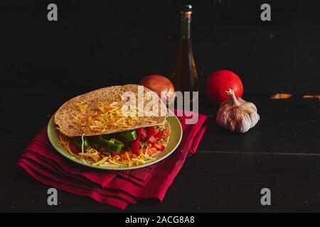 Quesadilla mit Tomaten und Olivenöl, Pfeffer und Knoblauch Stockfoto