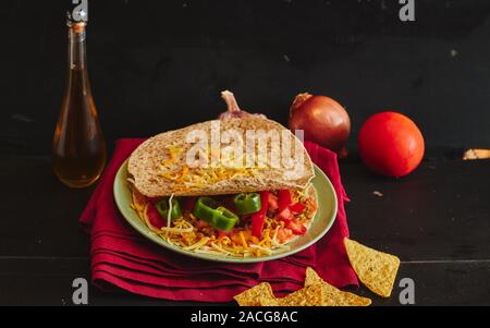 Quesadilla mit Tomaten und Olivenöl, Pfeffer und Knoblauch Stockfoto