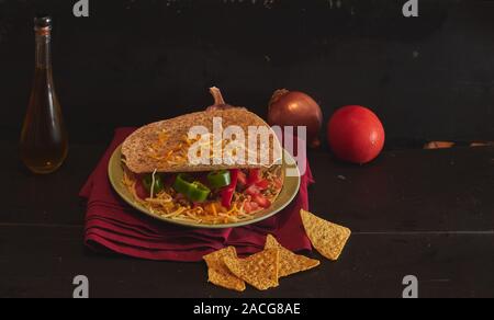 Quesadilla mit Tomaten und Olivenöl, Pfeffer und Knoblauch Stockfoto
