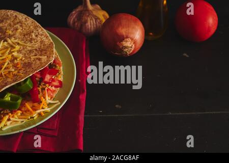 Quesadilla mit Tomaten und Olivenöl, Pfeffer und Knoblauch Stockfoto