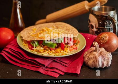 Quesadilla mit Tomaten und Olivenöl, Pfeffer und Knoblauch Stockfoto