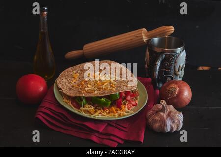 Quesadilla mit Tomaten und Olivenöl, Pfeffer und Knoblauch Stockfoto